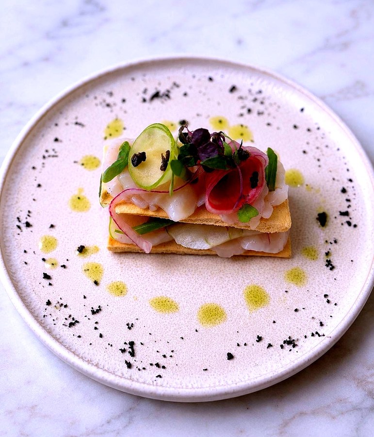 Millefeuille met vis en ingemaakte radijs